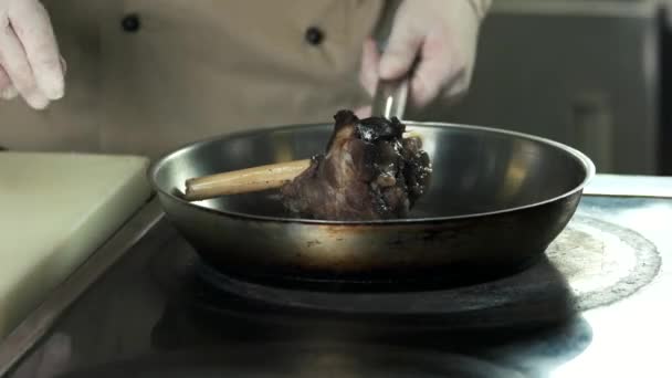 Chef-kok het vlees roosteren. — Stockvideo