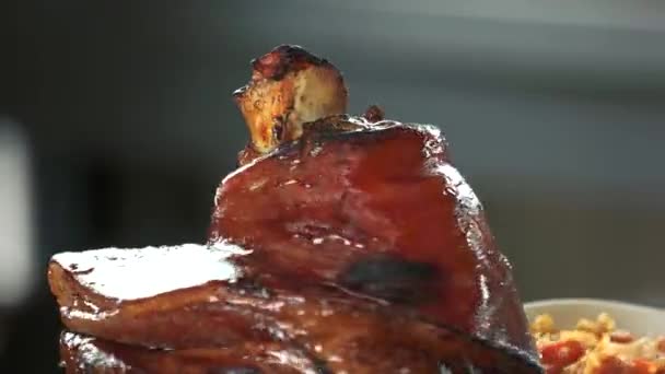 Schweinebraten aus nächster Nähe. — Stockvideo