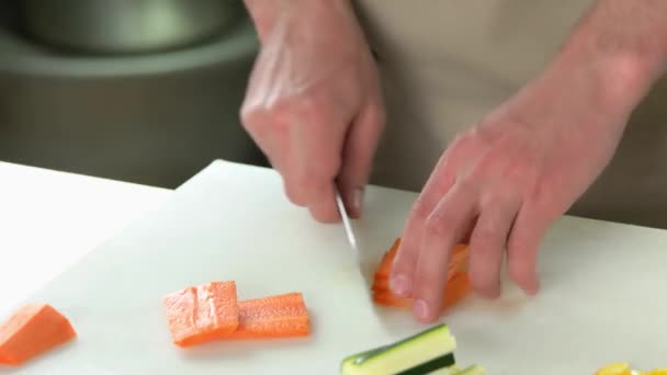 Ruce muže řezání mrkev. — Stock video