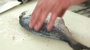 Balık dolması eller yakın çekim.