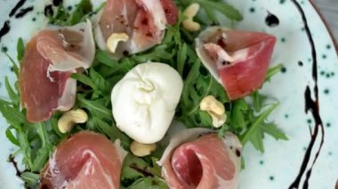 Salata, burrata peynir ve salam.