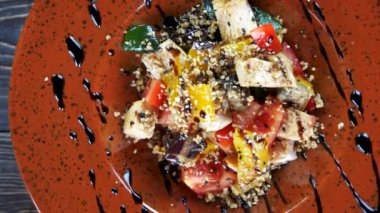 Tavuklu salata yakın çekim.