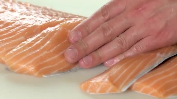 Mains coupant le poisson de près. — Video