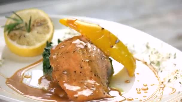 Рыба с соевым карамельным соусом . — стоковое видео