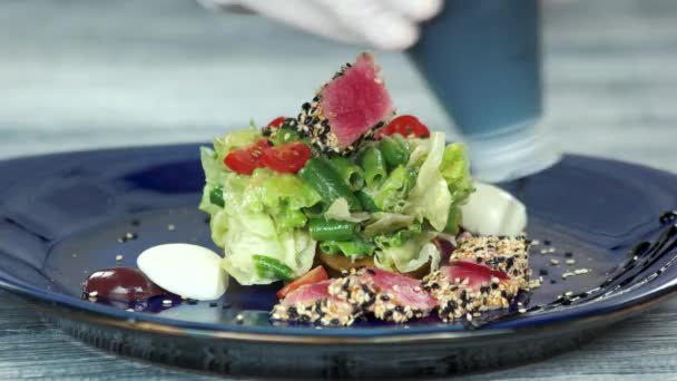 Chef-kok bijgerechten salade close-up. — Stockvideo