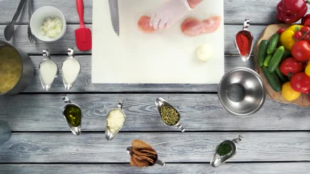 Mains coupant la viande crue .