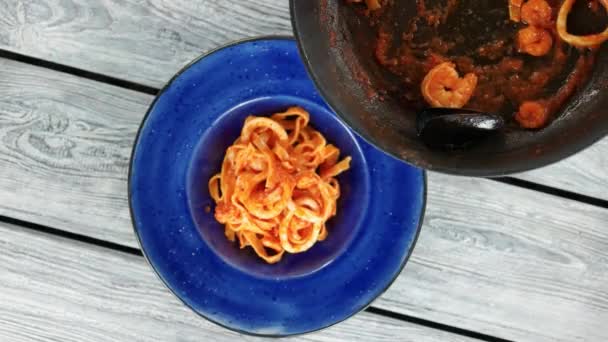 Hand with tongs, Italian pasta. — Stock Video
