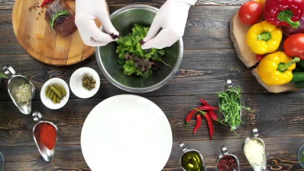 Laitue fraîche dans un bol .