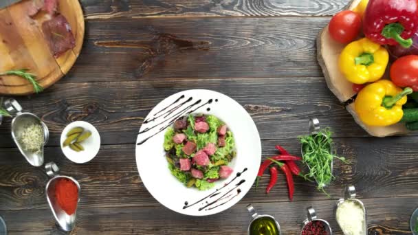 Ensalada de ternera sobre fondo de madera . — Vídeo de stock