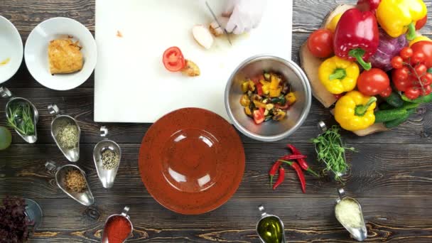 Préparation de salade de poulet .