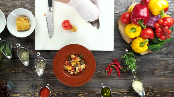 Mani di chef, ingredienti per insalata . — Video Stock