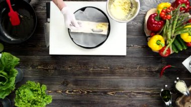 Börek, ahşap masa yapma eller.