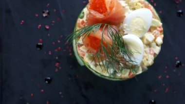 Lezzetli Rus salatası.