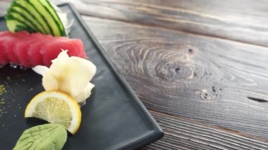 Sashimi plaka üzerinde tablo.