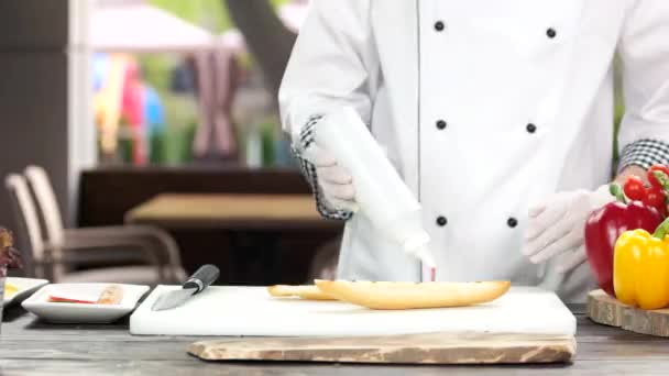 Шеф-кухар робить бутерброд, свіжі овочі . — стокове відео