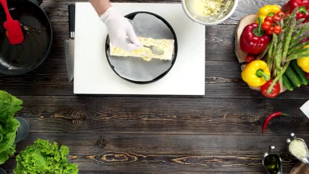 Préparation burrito, table en bois .