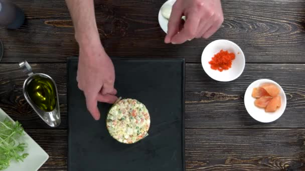 Manos masculinas haciendo comida . — Vídeos de Stock