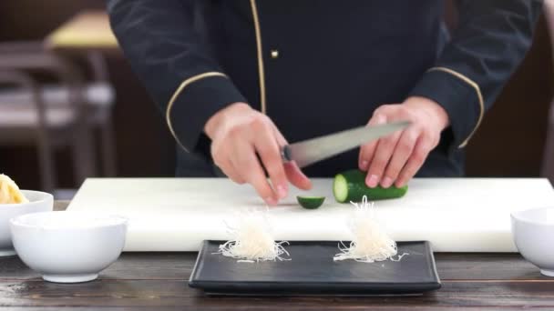 厨师切一个黄瓜. — 图库视频影像