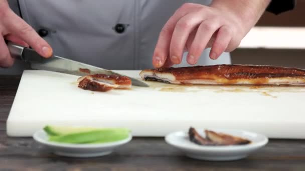 Male hands slicing fish. — Stock Video