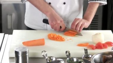 Şef havuç doğrama.