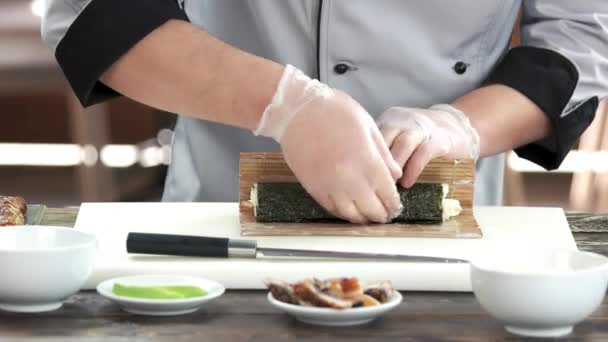 Chef moldando um rolo de sushi . — Vídeo de Stock