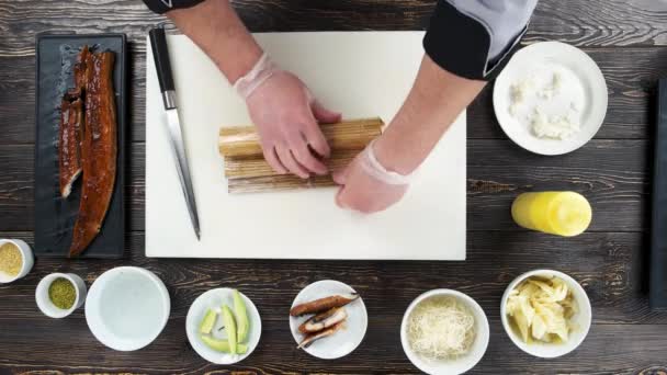 Mains formant un rouleau de sushi . — Video