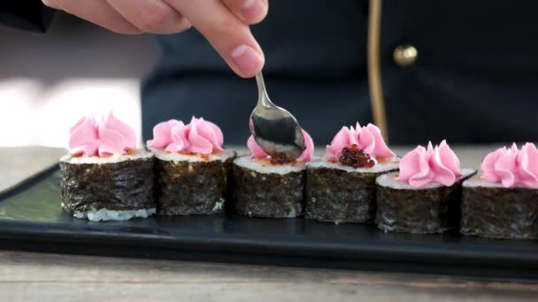 Sushi tekercs előkészítése, kaviár. — Stock videók