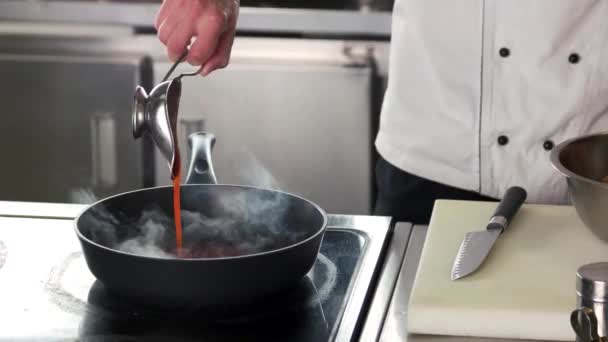 Chef freír alas de pollo, salsa . — Vídeos de Stock
