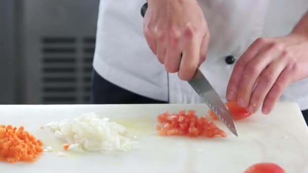Hände des Chefs hacken Tomaten. — Stockvideo