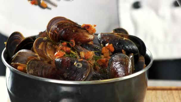 Kokta musslor med grönsaker. — Stockvideo