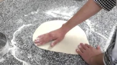 Elinde Şef, pizza hamuru.