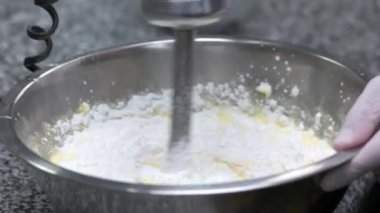 Beyaz un ile kalın bir hamur yoğurma.