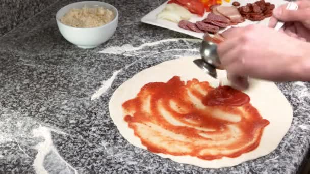 Hand Zubereitung Pizzakruste, Sauce. — Stockvideo