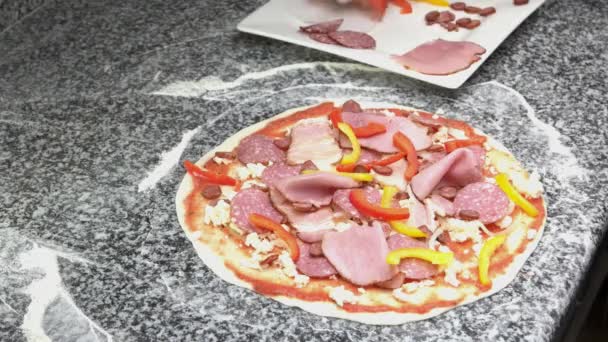 Pizza bereiding, vlees en groenten. — Stockvideo