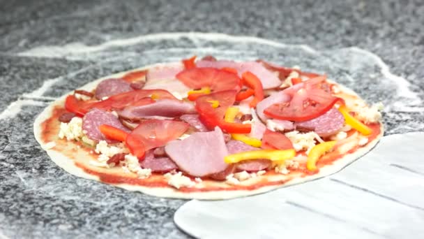 Pizza op een schop. — Stockvideo