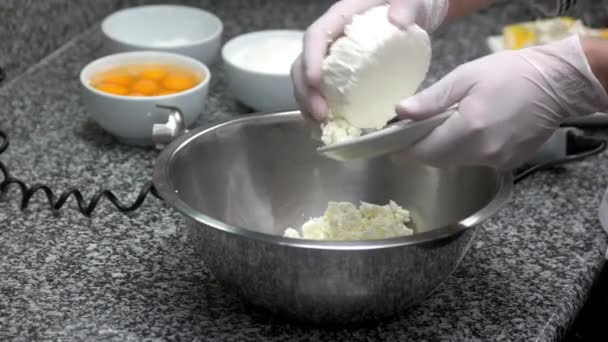 Chef fondant fromage cottage dans un bol . — Video