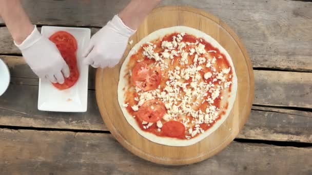 Handen maken pizza, houten tafel. — Stockvideo