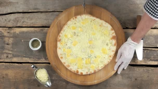 Kuchař řezání sýrová pizza. — Stock video