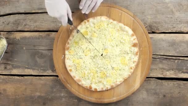 Pizza de queijo fatiado vista superior . — Vídeo de Stock
