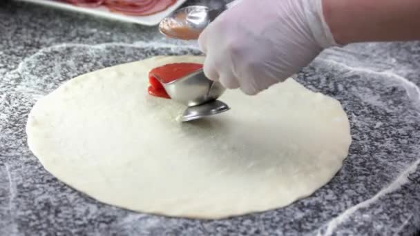 Příprava pizzy kůry zblízka. — Stock video