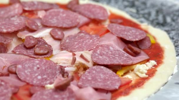 Pizza italiana sin cocer . — Vídeos de Stock