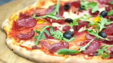 lezzetli İtalyan pizza yakın çekim.