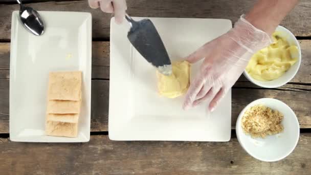 Kocken att göra napoleon tårta. — Stockvideo