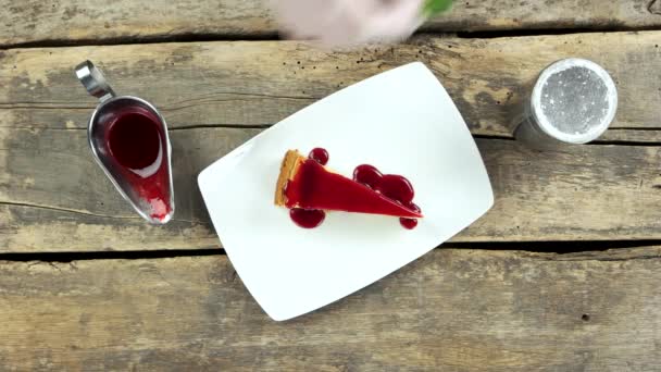 Pastelero adornando postre . — Vídeos de Stock