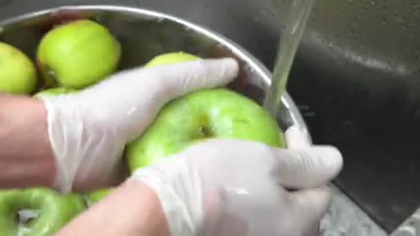 Mãos lavando maçã . — Vídeo de Stock