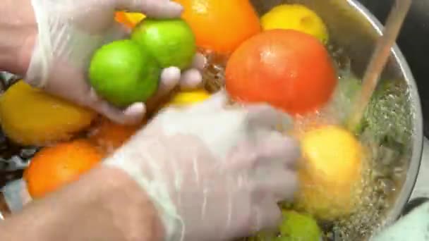 과일 세척 하는 손 클로즈업. — 비디오