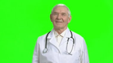 Gülümseyen yaşlı doktor portresi.