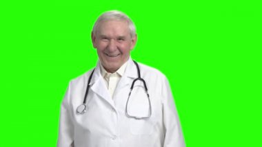 Yaşlı doktor gülüyor, ağır çekim portresi.