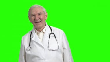 Eski şef doktor gülüyor, ağır çekim.