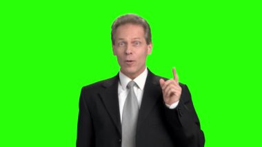 Konuşan etkileyici neşeli olgun adam.